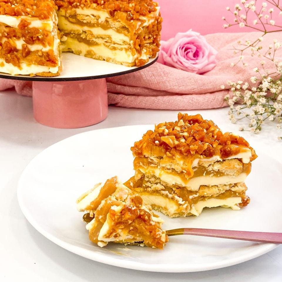 Nossa Torta crocante de doce de leite com crocante de caju é o maior sucesso, uma explosão de sabor!