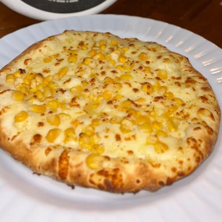 Queijo muçarela e milho. tamanho: 20 cm.