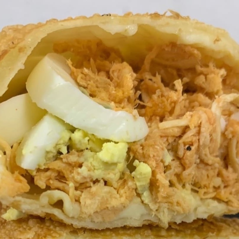 Pastel maravilhoso de frango com ovo  Frango bem temperado e bem suculento com ovo cozido . Massa crocante pastel grande recheado do início ao fim .
