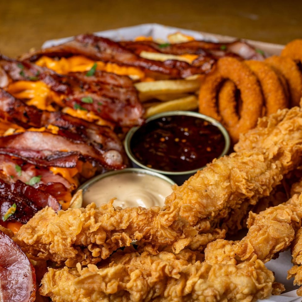 10 filezinhos crocantes, batata grande com cheddar e bacon, 5 anéis de cebola e 2 molhos pra mergulhar sem miséria! É muita comida, muito sabor e o combo perfeito pra matar a fome com estilo. Vem pesado e vem gostoso!