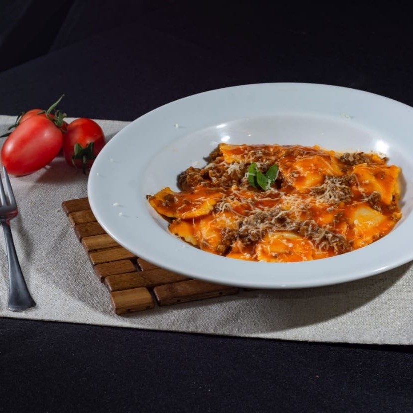 200g de ravioli recheado com frango + 2 conchas do molho da sua preferência