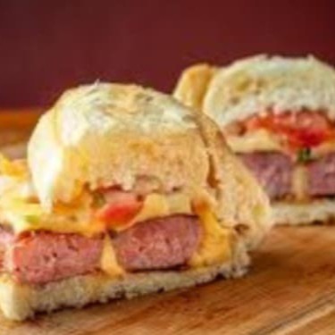 Sanduíche de linguiça de costela grelhada no pão ciabatta com queijo mussarela.