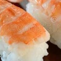 Bolinha de arroz e o camarão em cima