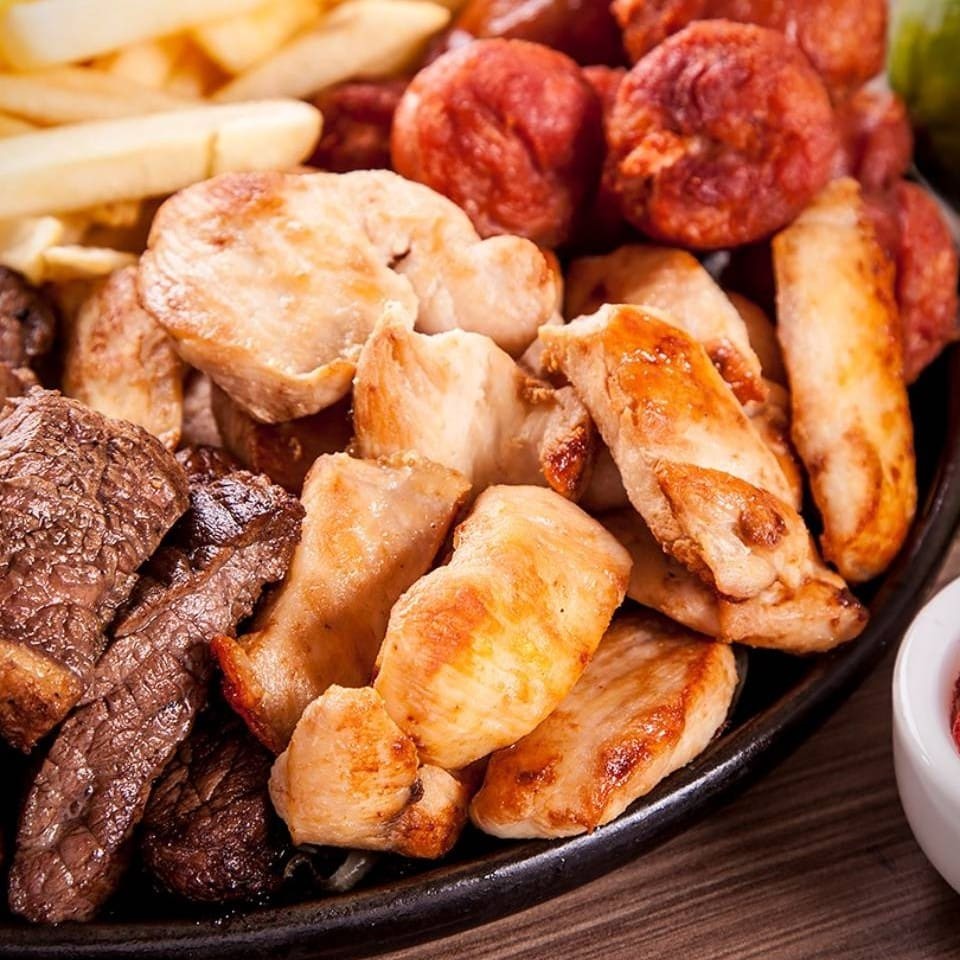 Desfrute de 800g de proteínas: Bombom de Alcatra suculento, Filé de Peito de Frango macio e Linguiça Toscana cheia de sabor. Acompanha uma Farofa do Chef, com um toque crocante e delicioso. Os outros acompanhamentos são opcionais, permitindo que você personalize seu petisco com as guarnições que mais gosta. Ideal para compartilhar momentos leves e saborosos com amigos ou familiares!