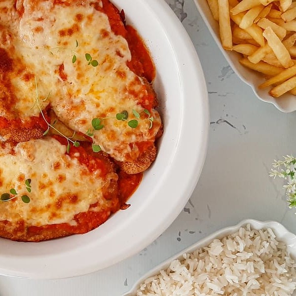 Filé de frango empanado com casquinha super crocante, coberto com nosso irresistível molho de tomate caseiro e queijo derretido no ponto perfeito. Servido com arroz branco soltinho e batatas fritas douradas. Uma explosão de sabor em cada garfada! \#Frangoempanado #Parmegiana #Comidacaseira #Saborirresistível #Batatafrita #Arrozsoltinho #Delíciadodia #Almoçoperfeito #Jantarsaboroso #Comidaboa Filé de frango empanado com casquinha super crocante, coberto com nosso irresistível molho de tomate caseiro e queijo derretido no ponto perfeito. Servido com arroz branco soltinho e batatas fritas douradas. Uma explosão de sabor em cada garfada! \#Frangoempanado #Parmegiana #Comidacaseira #Saborirresistível #Batatafrita #Arrozsoltinho #Delíciadodia #Almoçoperfeito #Jantarsaboroso #Comidaboa