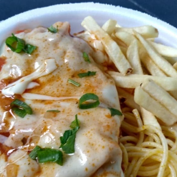 Feijão, arroz, macarrão, batata frita e farofa.  Caso queira salada, favor especificar.