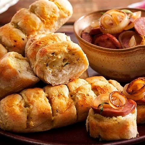 Desfrute do nosso Pão de Alho crocante, repleto de sabor, acompanhado por linguiça toscana acebolada grelhada no ponto, vinagrete e uma farofa especial do chef. Cada mordida oferece uma combinação perfeita de sabores e texturas, ideal para uma refeição deliciosa e descontraída. Perfeito para compartilhar!