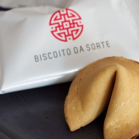 Biscoito tradicional com uma mensagem da sorte dentro.