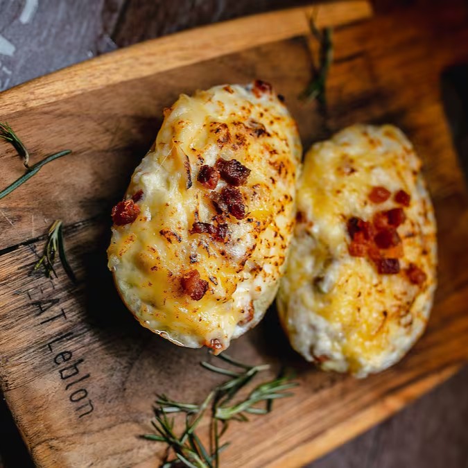 Batata inglesa recheada com saboroso Catupiry e cubinhos de bacon.