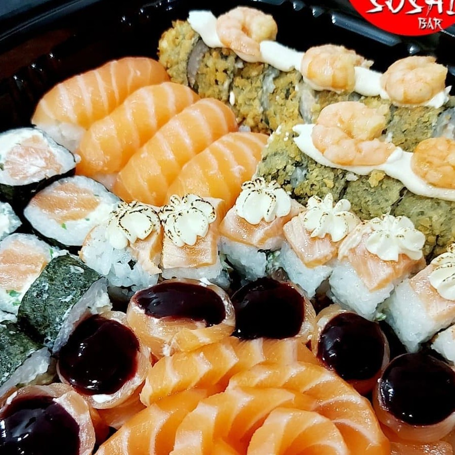 Combo Defusta acompanha 4 joll, 4 sushi, 6 makimono, 6 urakami, 4 sashimi salmão, 4 sashimi de peixe branco e 12 hot Filadélfia