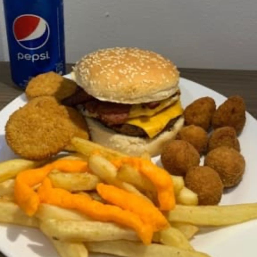 1 x tudo, 1 batata p, 3 nuggts, 4 anéis de cebola e 1 refri convenção 350 ml