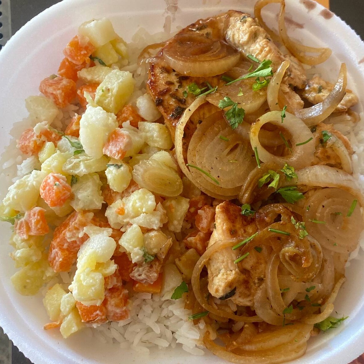 Arroz branquinho, feijão bem temperado, farofa, fritas ou maionese e filé de frango empanado ou filé de frango em isca na chapa. (escolher na observação)