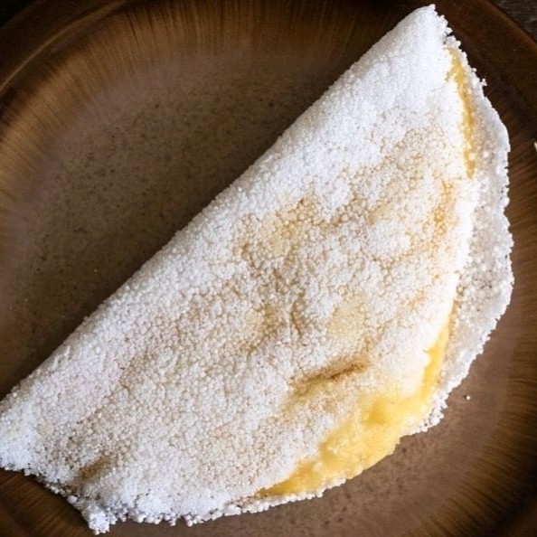 Feita na hora a nossa tapioca sequinha recheada com queijo mussarela derretida, alho torrado e um fio de azeite galo.