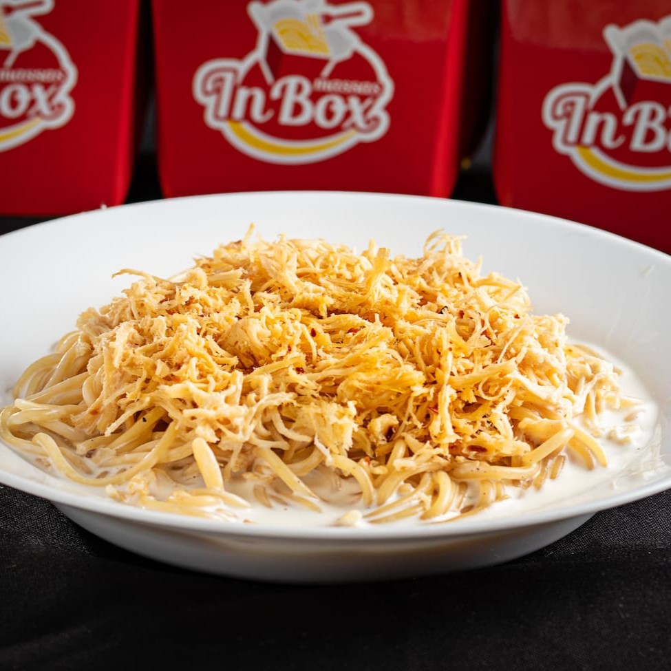 Massa Espaguete Ao Molho Branco Com Frango Desfiado.  >Serve 1 pessoa<