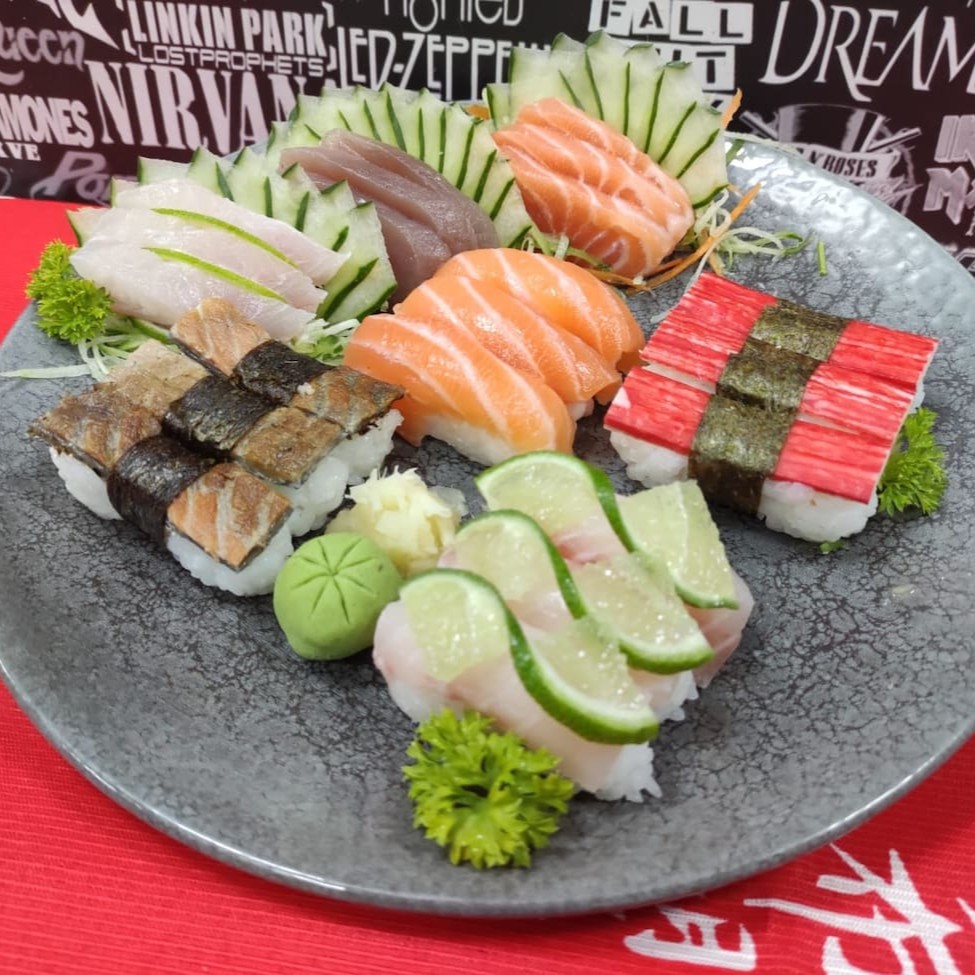 21 Peças • 3 Sashimi Salmão • 3 Sashimi Atum • 3 Sashimi peixe branco • 3 Sushi Salmão • 3 sushi Peixe branco • 3 Sushi Skin • 3 Sushi Kani  Os Paralamas do Sucesso, também conhecida somente por Paralamas, é uma banda de rock brasileira formada em 1982 no município fluminense de Seropédica, por Herbert Vianna (vocal, guitarra), Bi Ribeiro (baixo) e João Barone (bateria). Inicialmente, a banda misturava rock e reggae e posteriormente passaram a agregar instrumentos de sopro e ritmos latinos.