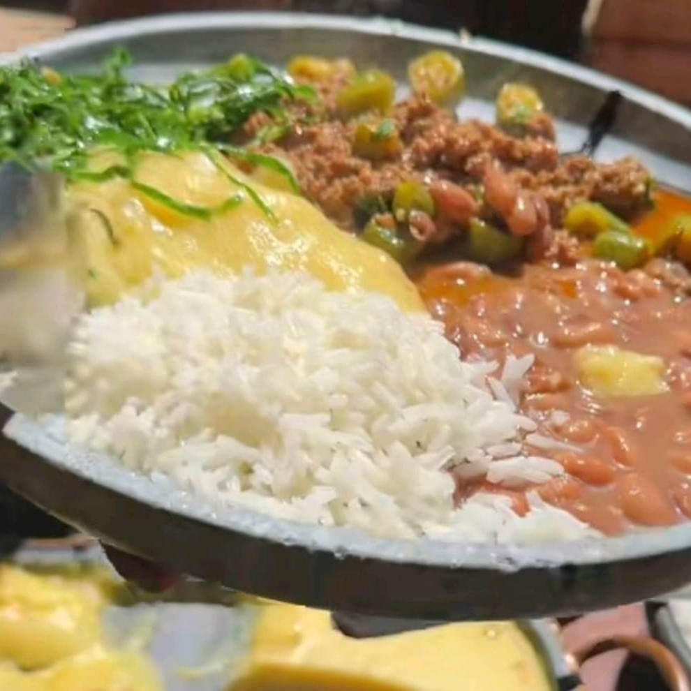 Arroz, feijão,couve , carne moída com quiabo,polenta