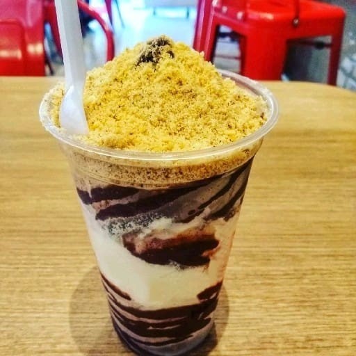 Os condimentos não vão separados do copo, sempre vão juntos no copo do açaí