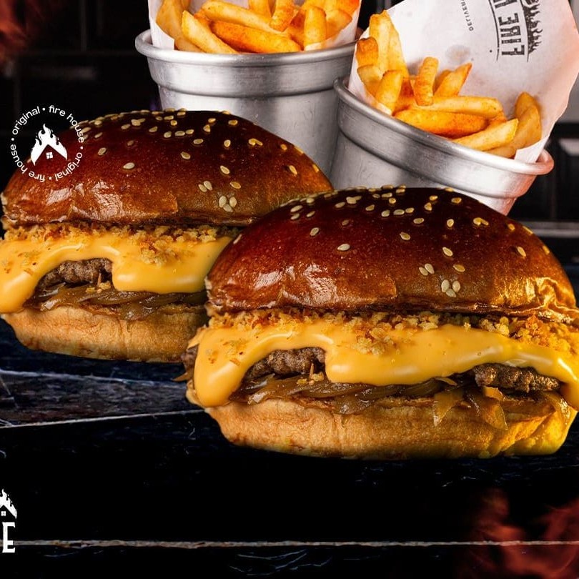 2 Cheddar Jr + 2 Batatas Palito  Pão brioche, carne smash 90g, creme de cheddar, farofa de bacon e cebola caramelizada.