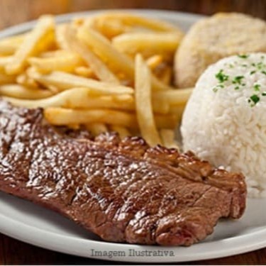 Suculento bife de contra filé  Prato composto por arroz branco, feijão preto, farofa da casa, um suculento bife de contra filé e mais uma guarnição a escolher.