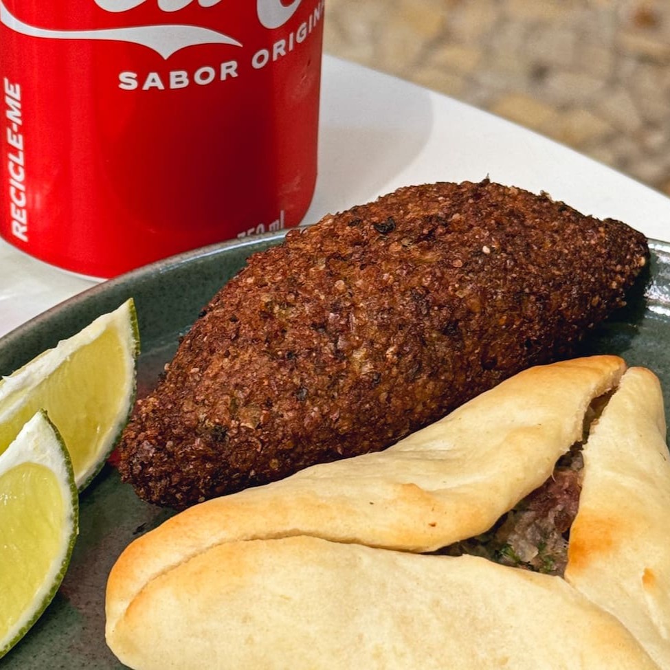 Você escolhe sua esfiha + 1 kibe frito + 1 Bebida