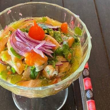 Salmão e peixe branco marinado em molho especial, cebola roxa, pimenta biquinho e coentro