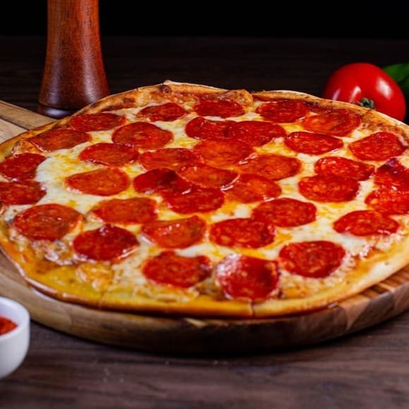 A Redonda de respeito que abraça a galera. Massa na medida, muito recheio e zero miséria. É pizza com pedigree e generosidade na medida!