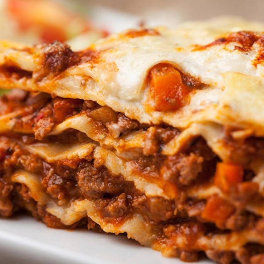 Deliciosa & Saborosa Lasanha de Carne c/ Queijo + Arroz + Fritas + Coca-Cola 200ml