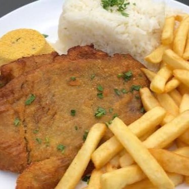 Suculento Bife de contra filé premium empanado em farinha fina e frito + um delicioso acompanhamento a sua escolha. Acompanha arroz branco soltinho, feijão preto cremoso, macarrão espaguete al dente e nossa especial farofa crocante caseira  Serve bem 1 pessoa