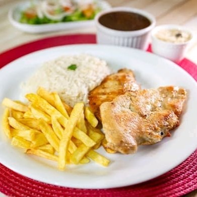 Prato equilibrado e saudável, com filé de frango grelhado suculento, arroz soltinho, feijão saboroso, farofa com calabresa (em embalagem separada) e mais um acompanhamento à sua escolha.  Nossas refeições são servidas em embalagem de isopor de aproximadamente 700ml.