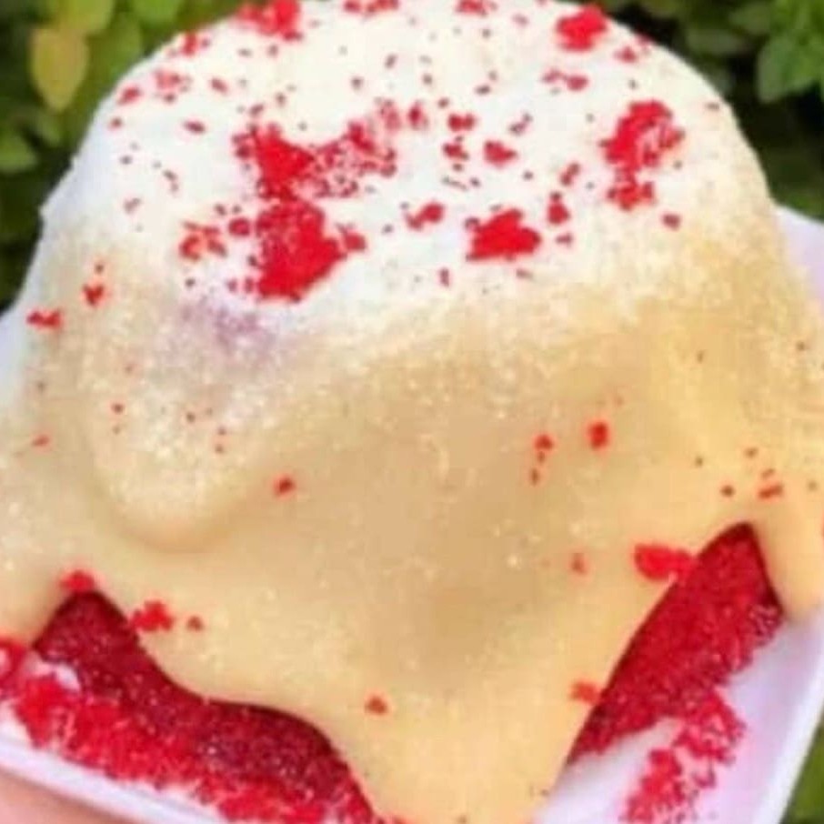 Massa: Red velvet.   Recheio: Brigadeiro de leite Ninho    Apx.: 200g a 300g