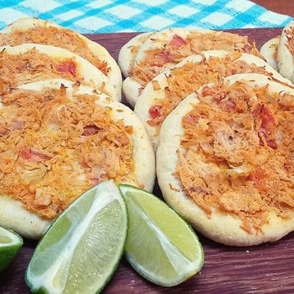 Saboreie nossas deliciosas esfihas de frango! Recheadas com frango temperado e envoltas em uma massa macia, são uma explosão de sabor a cada mordida. Não perca a oportunidade de aproveitar essa oferta imperdível!