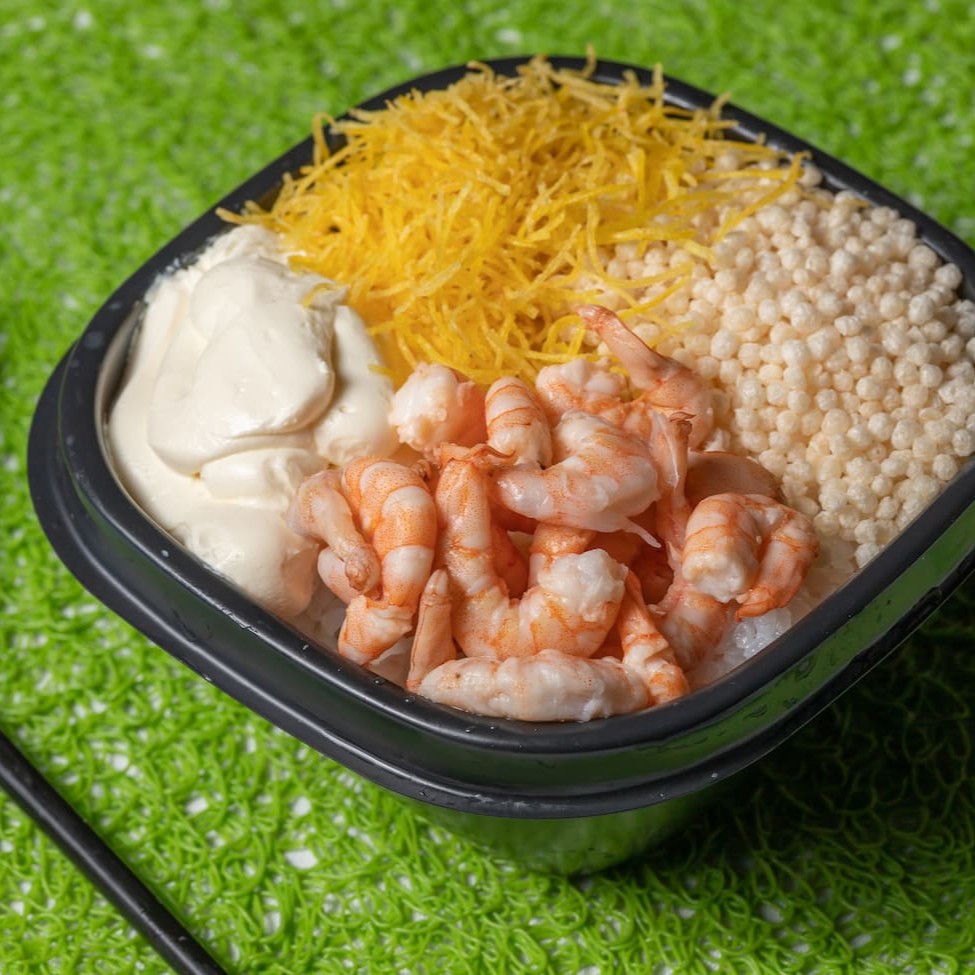 Opções:   Poke camarão filadélfia: Camarão, cream cheese, alga nori, ceboliha e gergelim ralado  Poke atum filadélfia: Atum, cream cheese, alga nori, ceboliha e gergelim ralado  Poke salmão filadélfia: Salmão, cream cheese, alga nori, ceboliha e gergelim ralado  base: arroz japonês  ou quinoa  (peso aprox: pequena 200g-300g x tradicional 300g-400g)   Acompanha: 1 molho