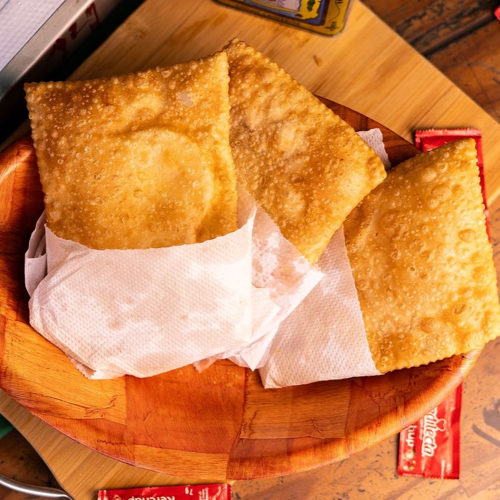 Super Promoção 03 pasteis sabor Queijo Minas com desconto exclusivo.  Pastel com aproximadamente 19cm.