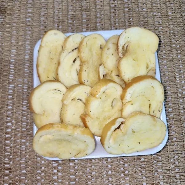 Fatias finas de pães de massa salgada, amanteigadas e levemente salgadas. Aproximadamente, 180 gramas.