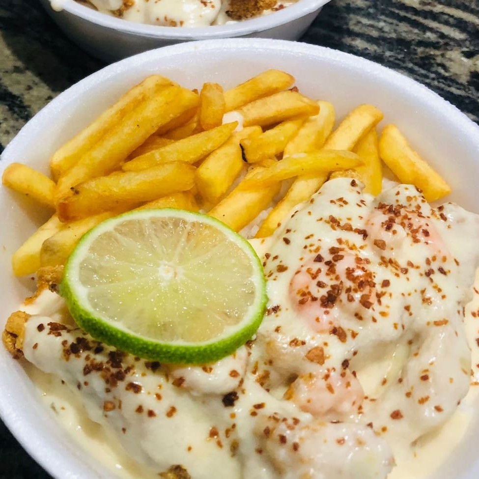 Filé de Peixe feitos  cobertos por uma camada de queijo e banhados por molho Branco (caseiro) e uma pitada de orégano e alho frito  para finalizar. → Diferente ao mesmo tempo marcante. Acompanha arroz e feijão. Escolha entre Fritas, Salada de Legumes  ou Salada verde . O diferencial desse prato, está no molho que é uma delícia. Obs: - Não acompanha farofa. - Embalagem Pt 102. - Ideal para uma pessoa.  Esperamos que você tenha uma ótima experiência com a gente.   Tags: Peixe ao Molho Branco