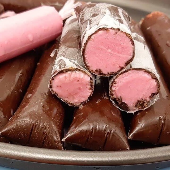 Desfrute do nosso Sacolé Gourmet - Sabor Sensação, uma divina combinação de morangos frescos e suculentos, harmonizados com uma irresistível casquinha de chocolate. Com seus 150ml, este sacolé promete uma experiência culinária única, rica em sabor e textura. Nossos Sacolés Gourmet são cuidadosamente preparados para lhe proporcionar um momento de puro prazer. Uma maravilhosa indulgência que combina a doçura do morango e a riqueza do chocolate, criando um sabor perfeitamente equilibrado. Ideal para os dias mais quentes ou quando simplesmente quiser se deliciar com um doce gourmet.  #Vemsergourmet