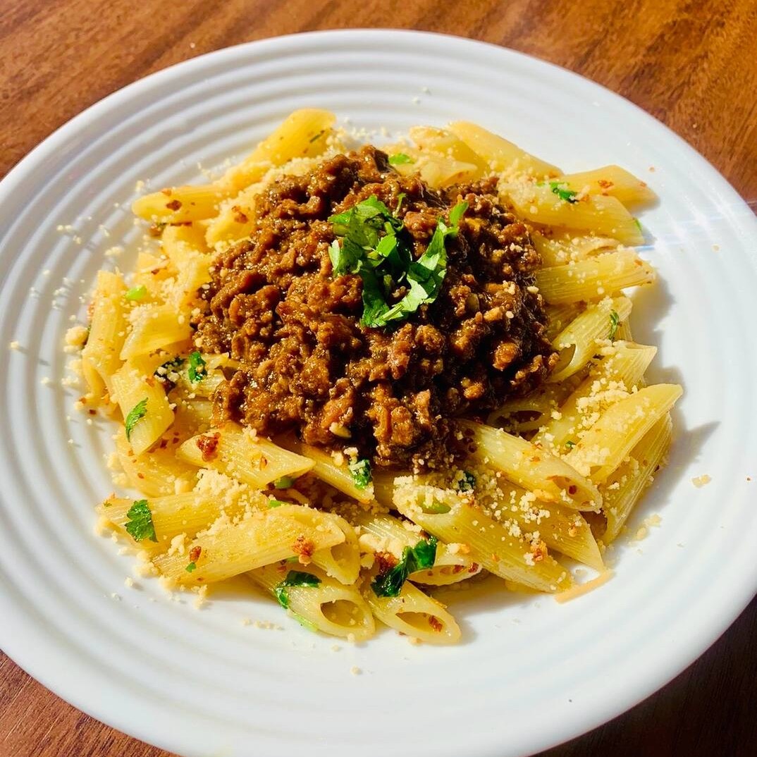 Composto por massa penne temperada na manteiga e alho e coberta por bolonhesa temperadinha e viciante - embalagem de isopor de 750ml