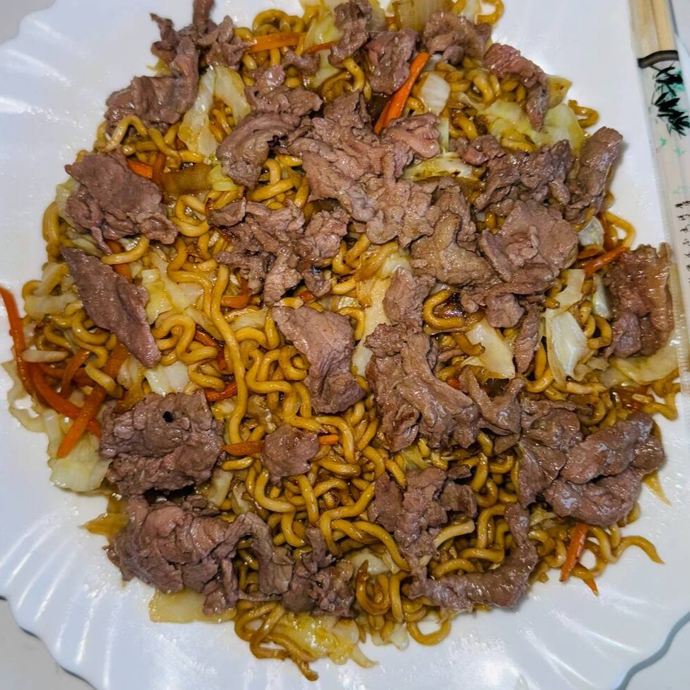 Macarrão, carne, cebola, cenoura e  repolho.