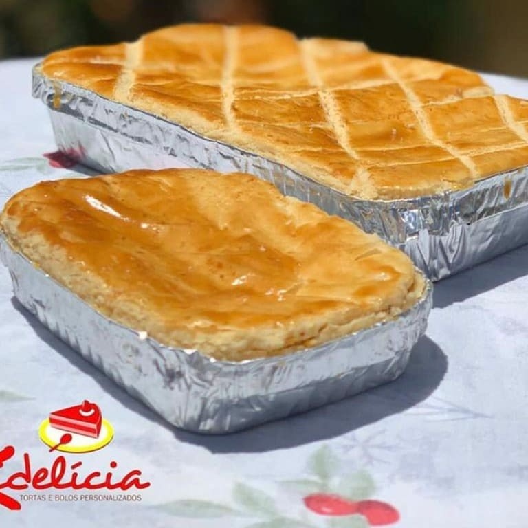 Delicioso empadão com recheio de frango. Serve uma pessoa. 220ml . Empadão de frango Marmita individual + Coca Cola Zero 350ml