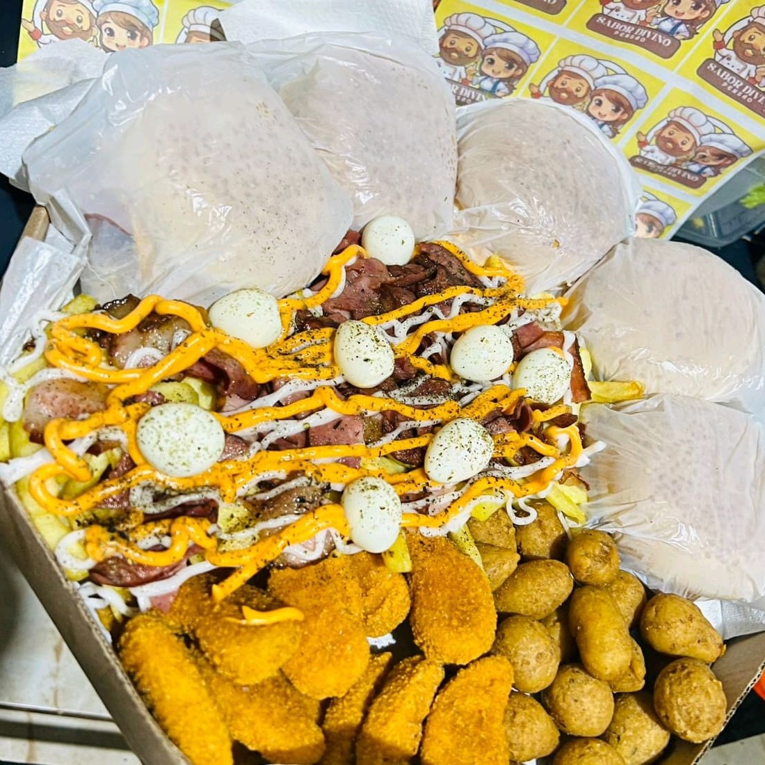 5 x-tudos, batata c/cheddar, Catupiry, bacon, calabresa, orégano, ovo de codorna, salgadinhos e nugguets
