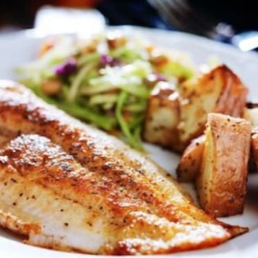 O Chef Barros tem o prazer de apresentar: o Filé de Linguado Grelhado. Este prato é uma verdadeira obra-prima da culinária de alto padrão. Desfrute de um filé de linguado meticulosamente selecionado e grelhado à perfeição, resultando em uma textura suave e um sabor indescritivelmente delicioso. A mistura harmoniosa de sabores e a apresentação impecável tornam este prato uma escolha irresistível. Aprecie a culinária de alto nível com este prato exclusivo do Chef Barros.