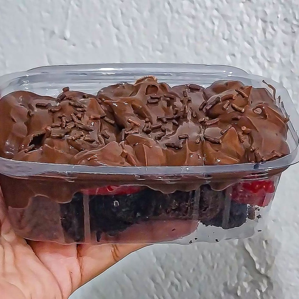 Pote de 250 ml recheado com nosso brownie , morangos frescos selecionados e creme de chocolate