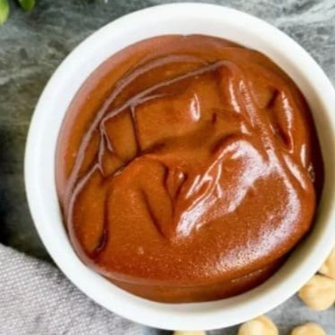 Famosa por seu sabor autêntico de avelãs e cacau, a Nutella fica ainda mais irresistível por sua cremosidade única. Seu sabor é tão delicioso que apenas uma única porção pode trazer pura felicidade.