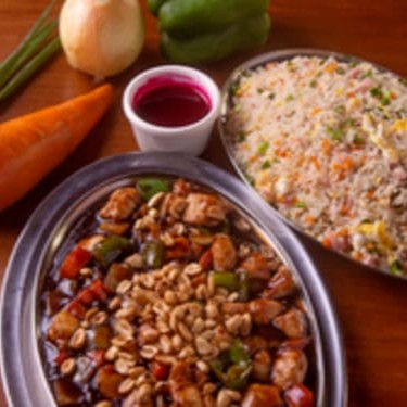 - frango em cubos, refogado com cebola, pimentão, cenoura, molho shoyu, finalizado com amendoim, acompanha arroz chop suey e molho agridoce.