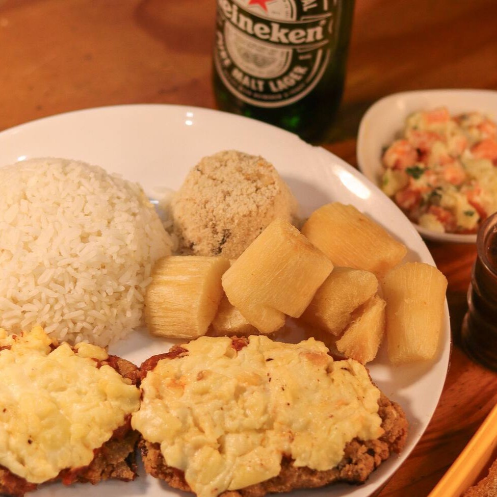 Marmita executiva acompanha: arroz branco, feijão preto, farofa, batata frita e salada de alface com tomate e cebola.