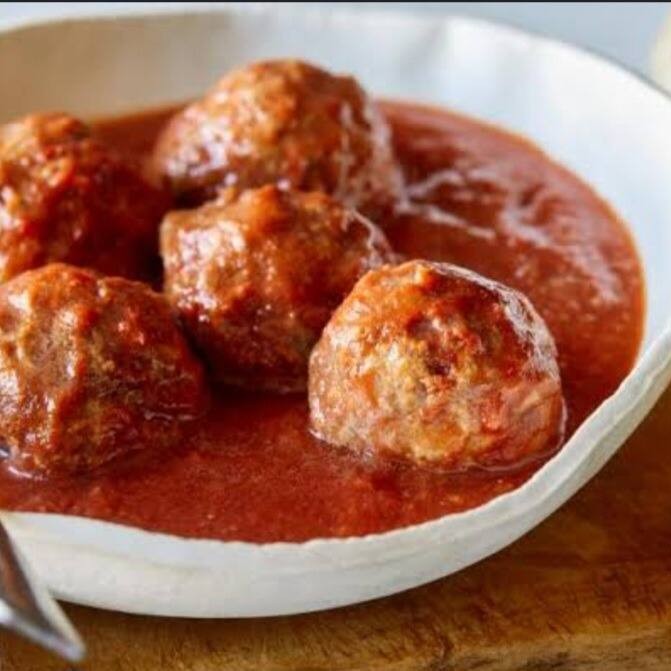 Acompanha arroz, feijão,  macarrão,  farofa e salada verde.