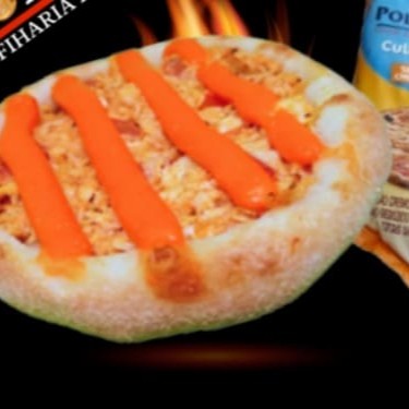 Massa especial coberta com queijo mussarela, frango e cheddar