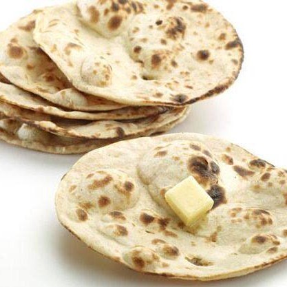 Pão feito à base de farinha de trigo integral e água no forno tandoor.