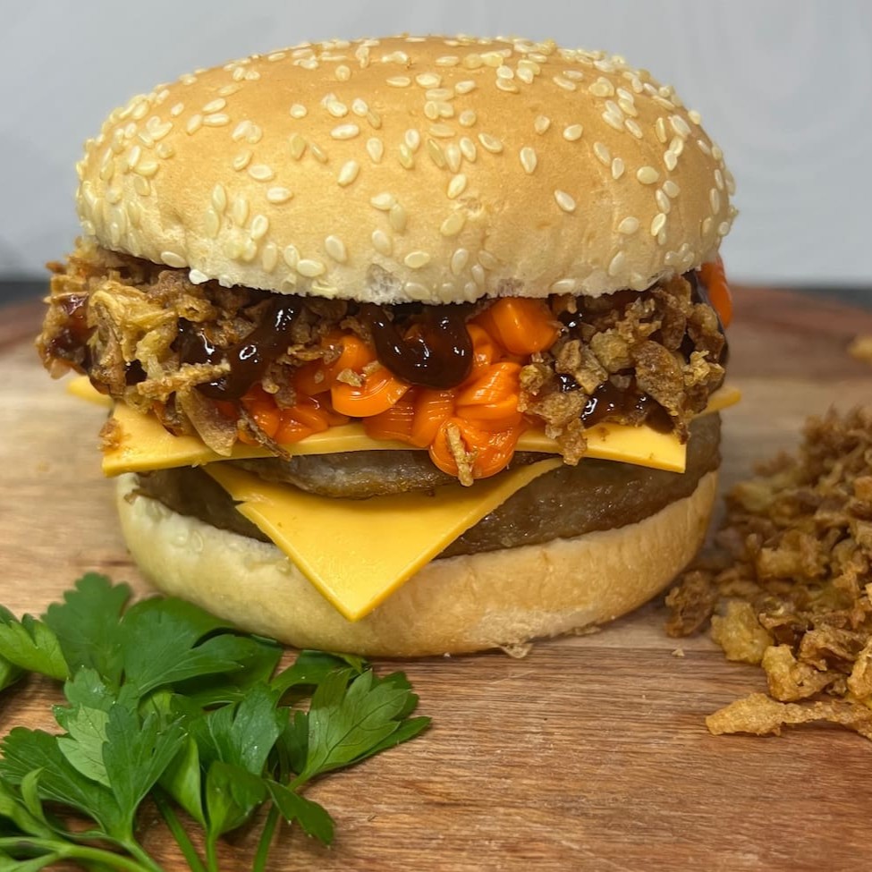 São 2 hambúrgueres +2 Guaravita. Cada hambúrguer contém: Pão, 2 carnes, queijo, cebola crispy, cheddar cremoso e molho barbecue.