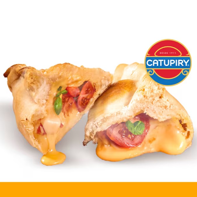 Experimente a nossa deliciosa Empanada Caprese, uma combinação irresistível de tomate fresco, mozzarella derretida e manjericão aromático. E para tornar esse produto ainda mais especial, adicionamos o toque cremoso do Catupiry. Perfeita para qualquer momento do Dia, essa empanada vai conquistar seu paladar. Peça agora e aproveite!